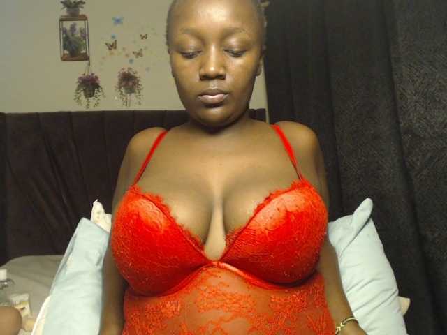 Curvyzaraa live cam on BongaCams