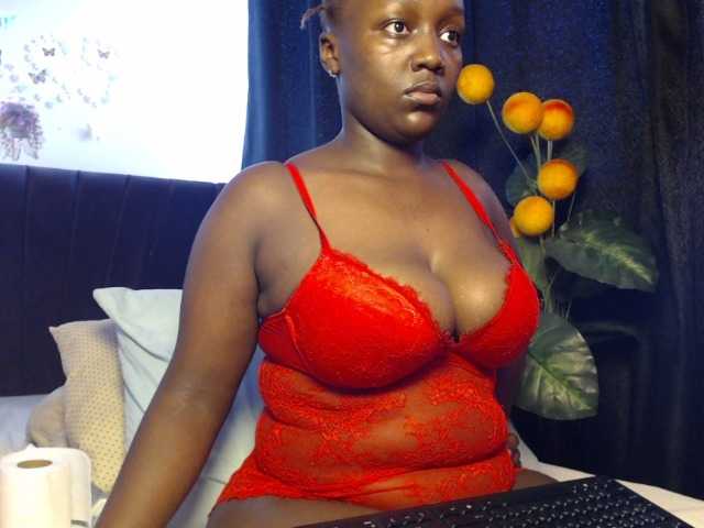 Curvyzaraa live cam on BongaCams