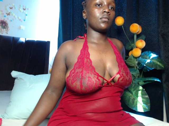 Curvyzaraa live cam on BongaCams