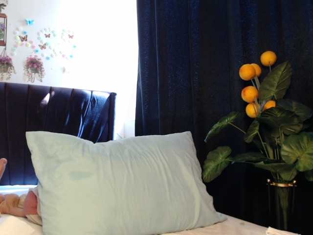 Curvyzaraa live cam on BongaCams