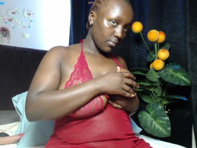 Curvyzaraa live cam on BongaCams