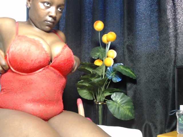 Curvyzaraa live cam on BongaCams