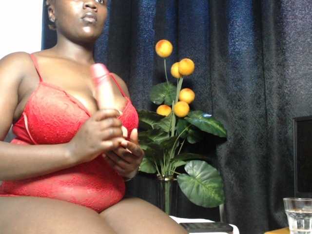 Curvyzaraa live cam on BongaCams