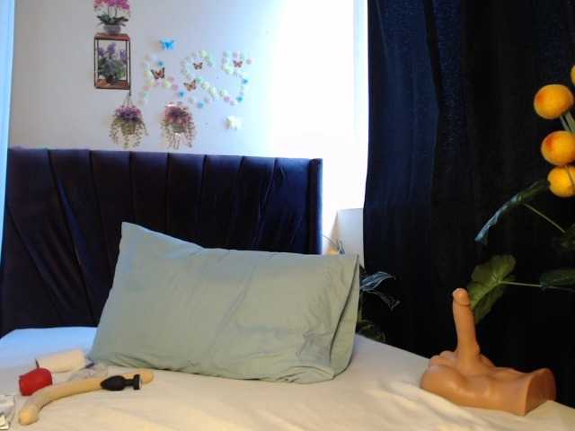 Curvyzaraa live cam on BongaCams