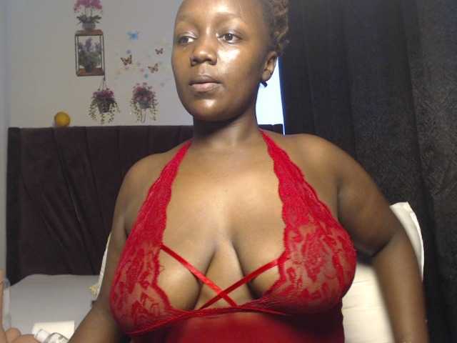 Curvyzaraa live cam on BongaCams