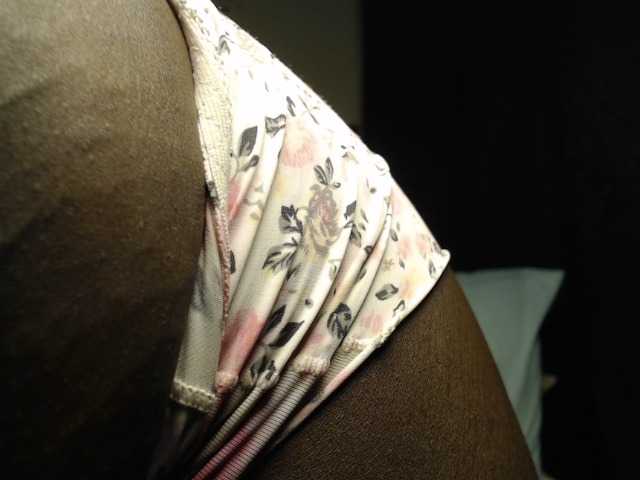 Curvyzaraa live cam on BongaCams