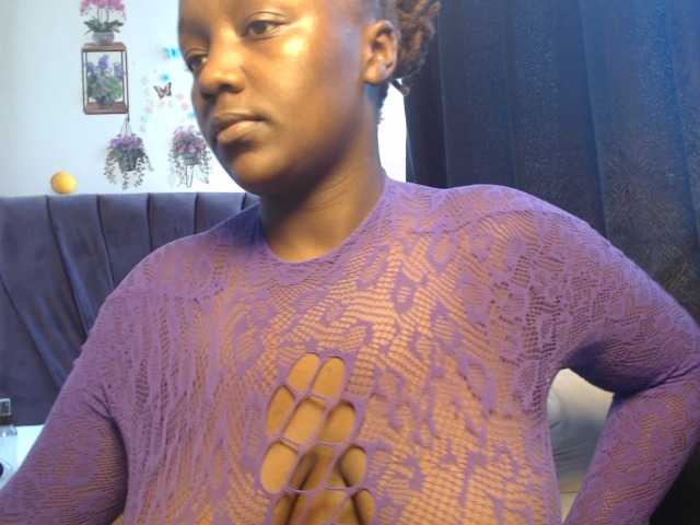 Curvyzaraa live cam on BongaCams