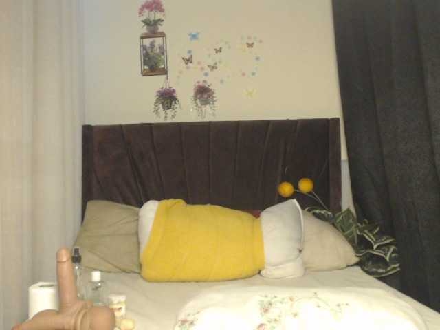 Curvyzaraa live cam on BongaCams