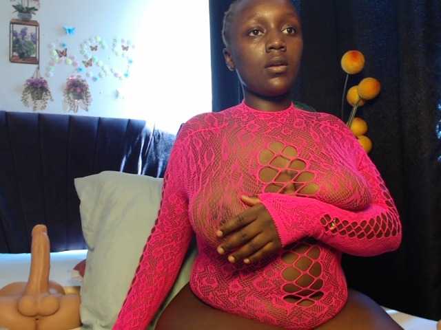 Curvyzaraa live cam on BongaCams