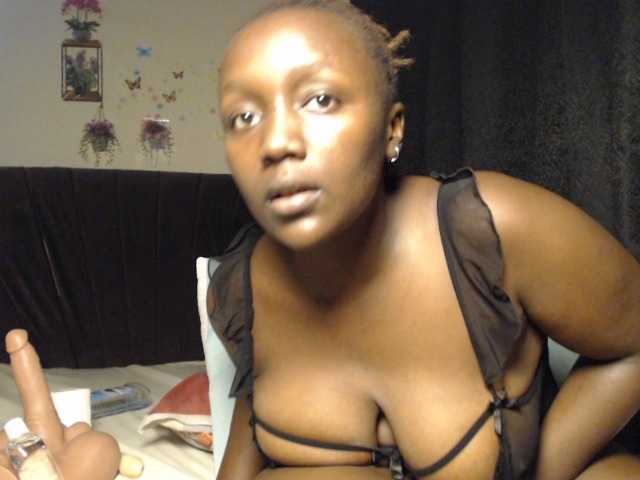 Curvyzaraa live cam on BongaCams