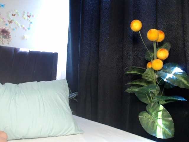 Curvyzaraa live cam on BongaCams