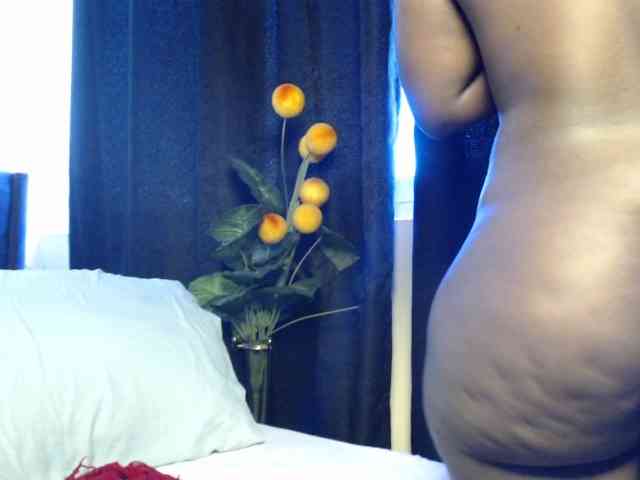 Curvyzaraa webcam