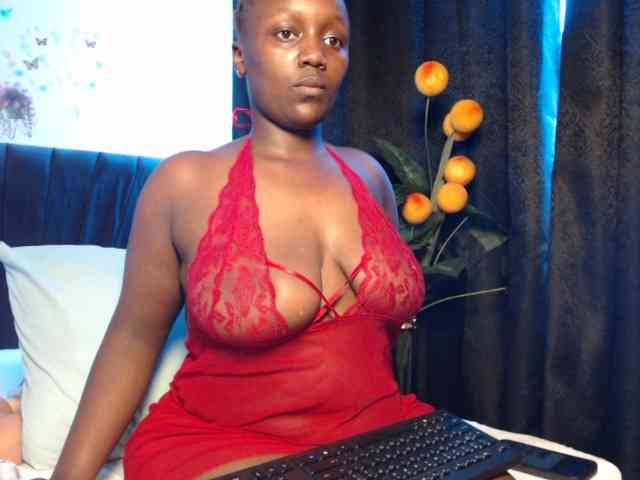 Curvyzaraa webcam