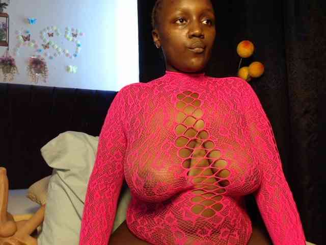 Curvyzaraa webcam