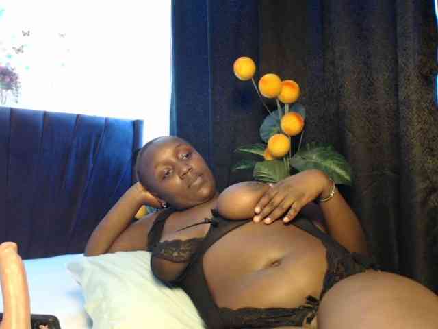 Curvyzaraa webcam