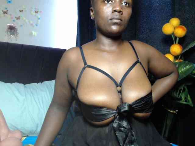 Curvyzaraa webcam