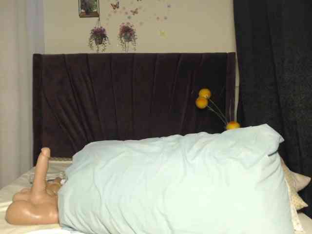 Curvyzaraa webcam