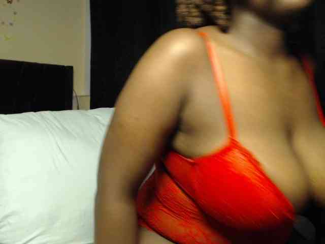 Curvyzaraa webcam