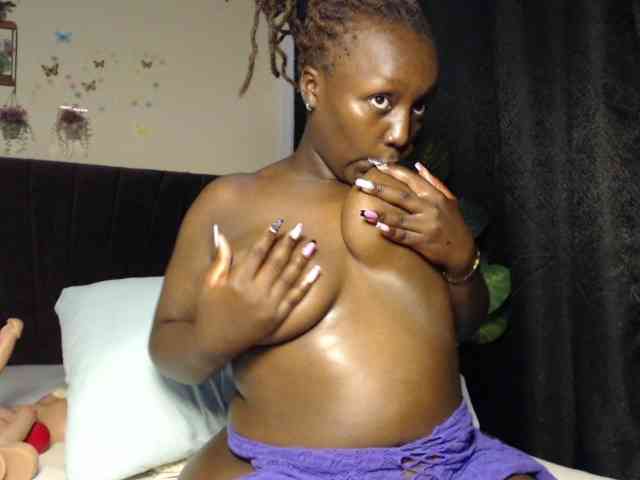 Curvyzaraa webcam
