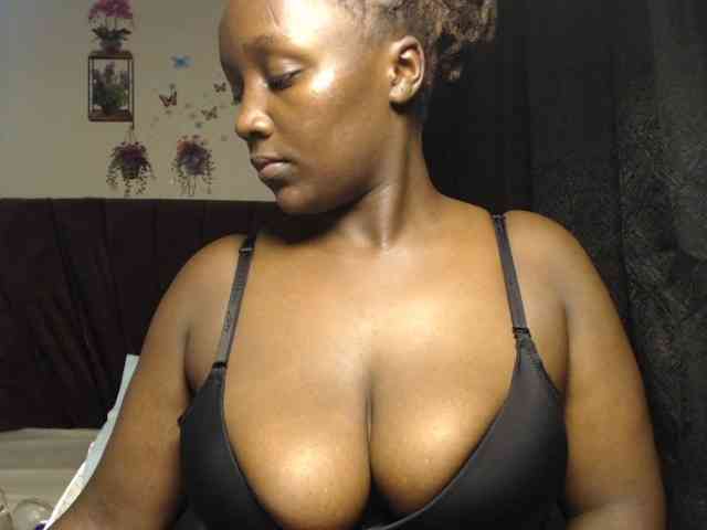 Curvyzaraa webcam