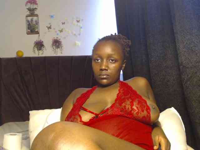 Curvyzaraa webcam