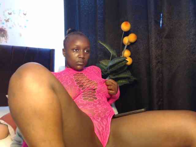 Curvyzaraa webcam