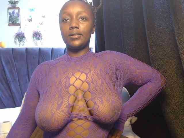 Curvyzaraa webcam