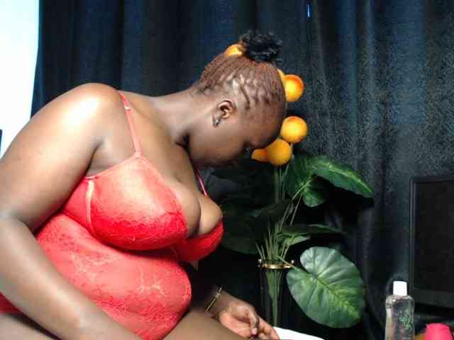 Curvyzaraa webcam