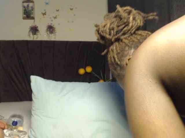 Curvyzaraa webcam