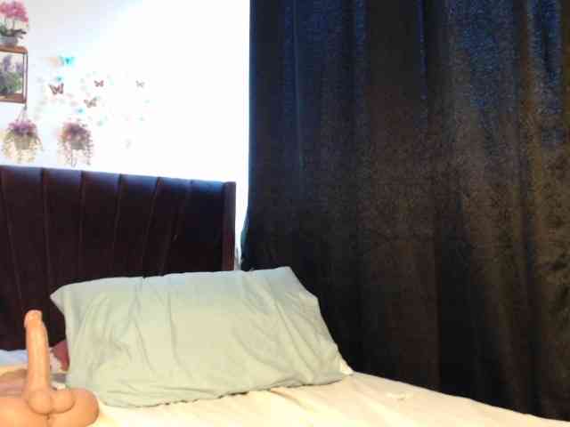 Curvyzaraa webcam