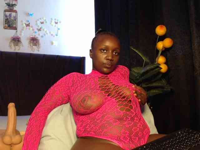 Curvyzaraa webcam