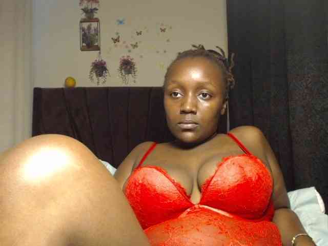 Curvyzaraa webcam