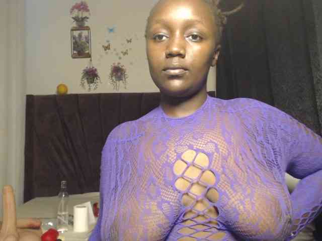 Curvyzaraa webcam