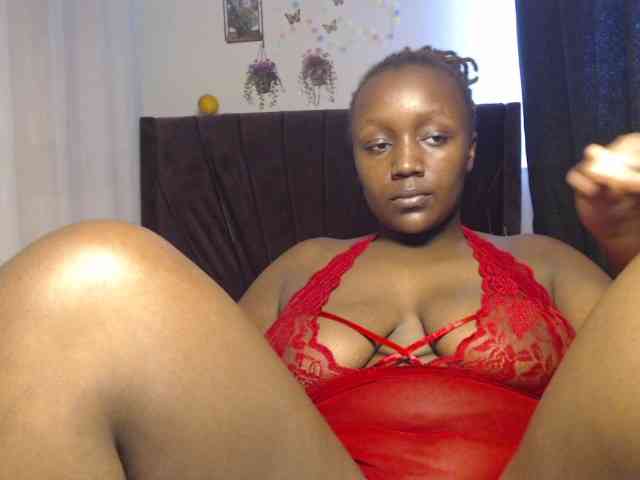 Curvyzaraa webcam