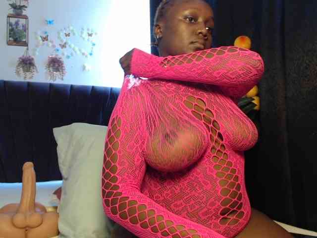 Curvyzaraa webcam