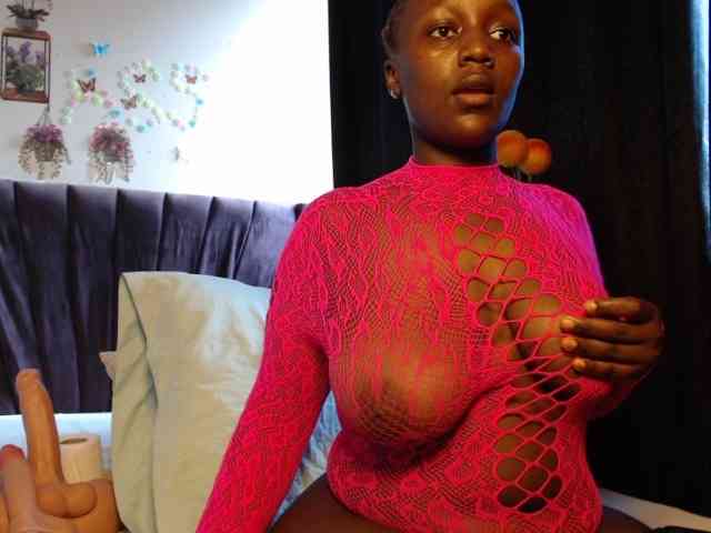 Curvyzaraa webcam