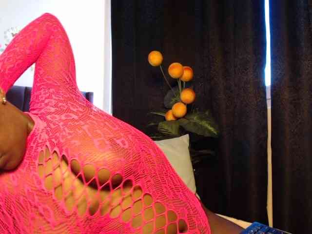 Curvyzaraa webcam