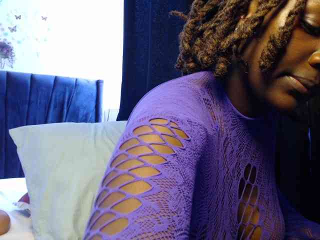 Curvyzaraa webcam