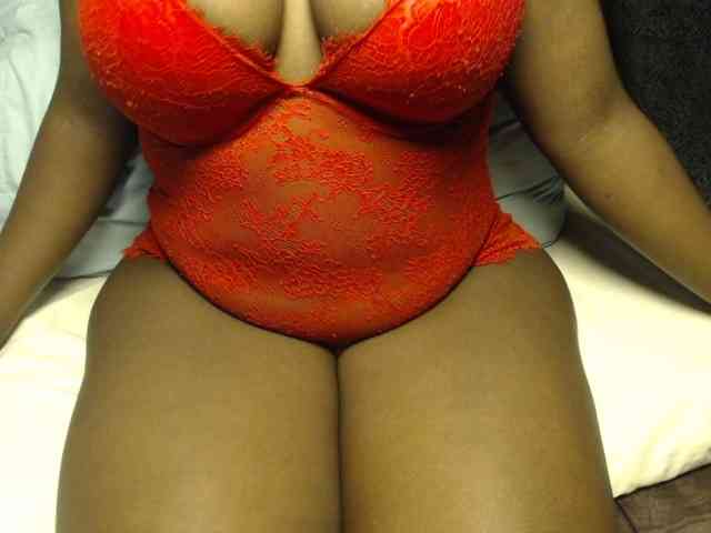 Curvyzaraa webcam