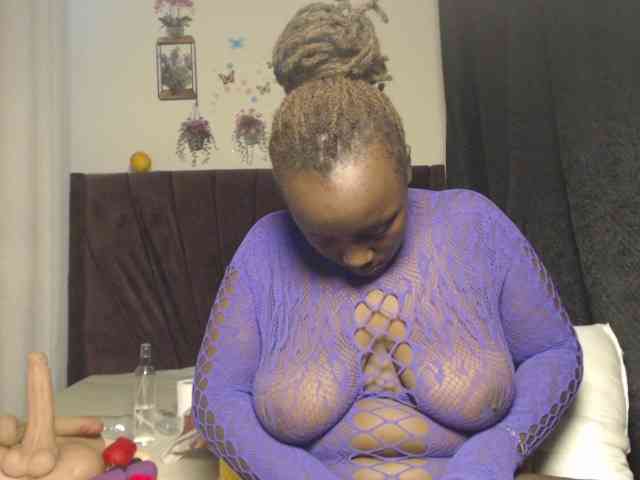 Curvyzaraa webcam