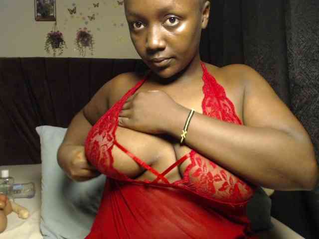 Curvyzaraa webcam