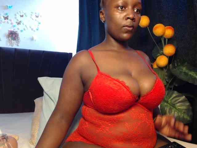 Curvyzaraa webcam