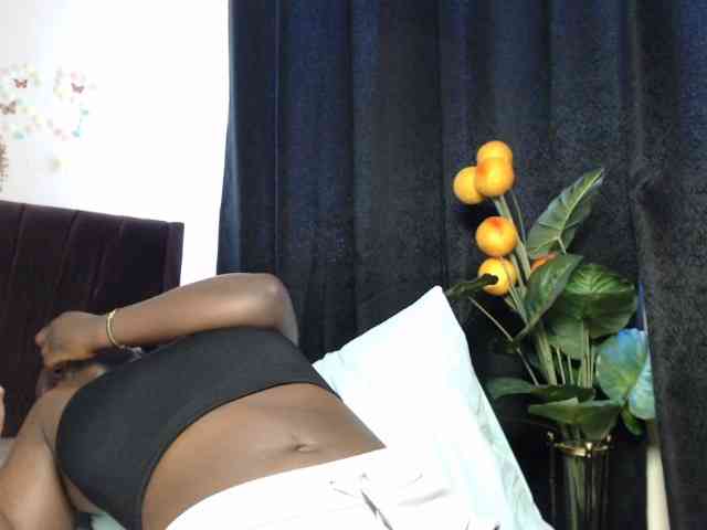 Curvyzaraa webcam