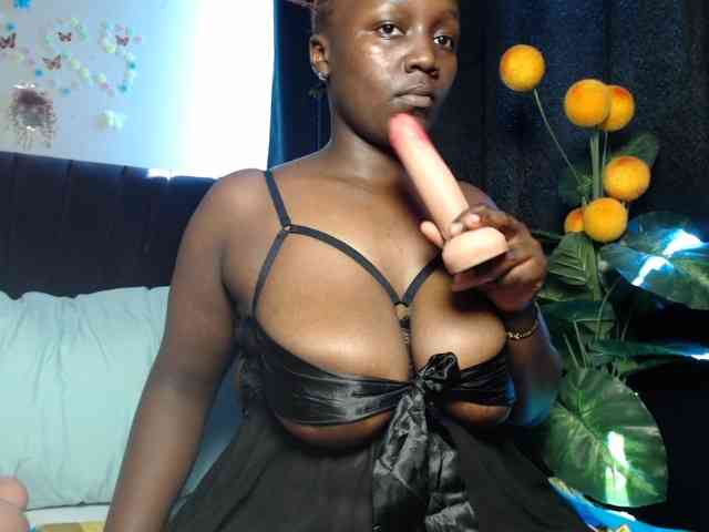 Curvyzaraa webcam