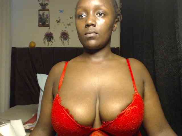 Curvyzaraa webcam