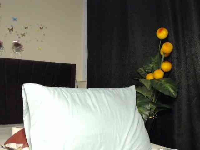 Curvyzaraa webcam