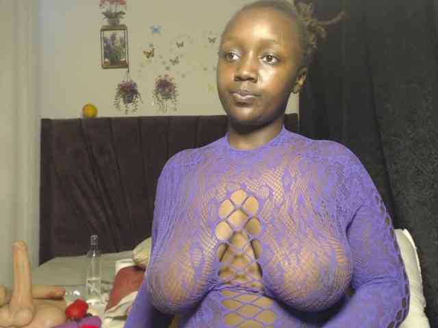 Curvyzaraa webcam