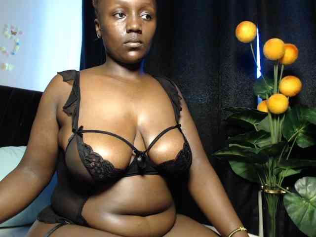 Curvyzaraa webcam