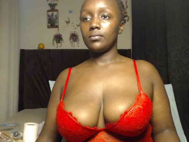 Curvyzaraa webcam