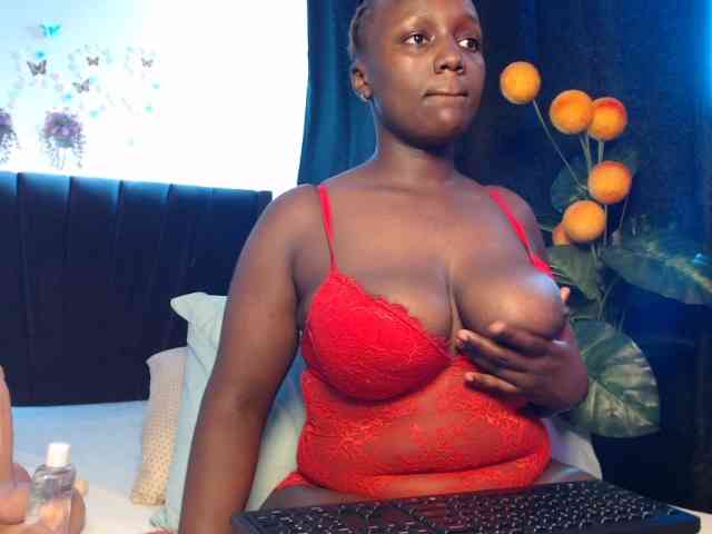 Curvyzaraa webcam